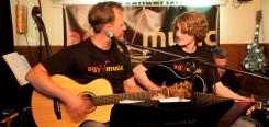 agy und Gitarrenschüler beim Schülerauftritt