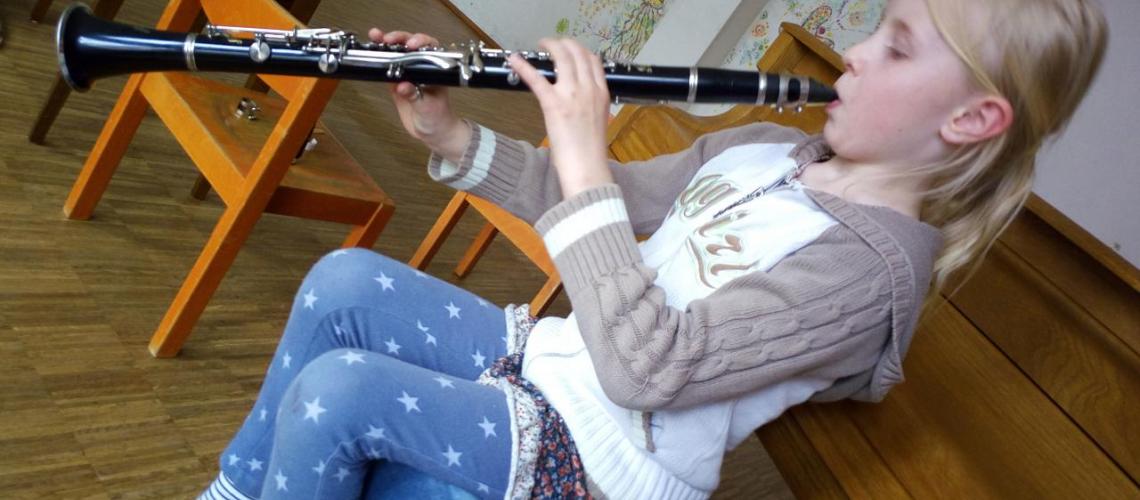 junge Klarinettistin
