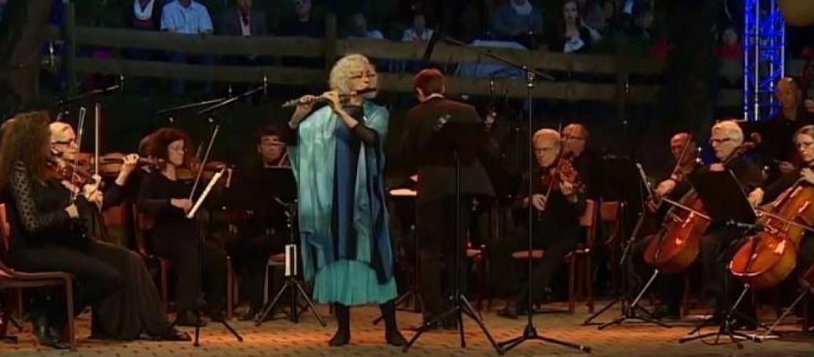 Kathleen Baker mit Orchester