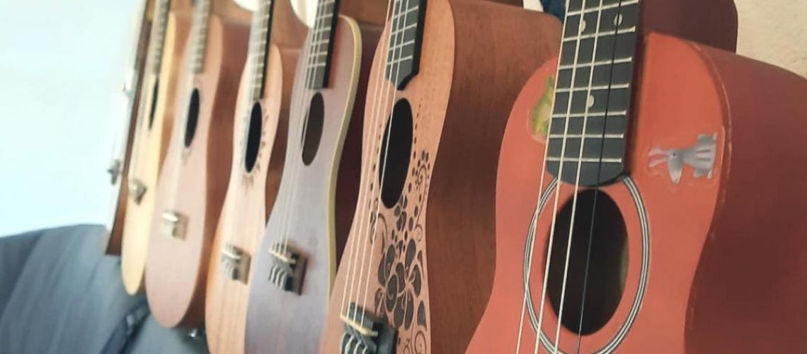 Ukulelen in einer Reihe
