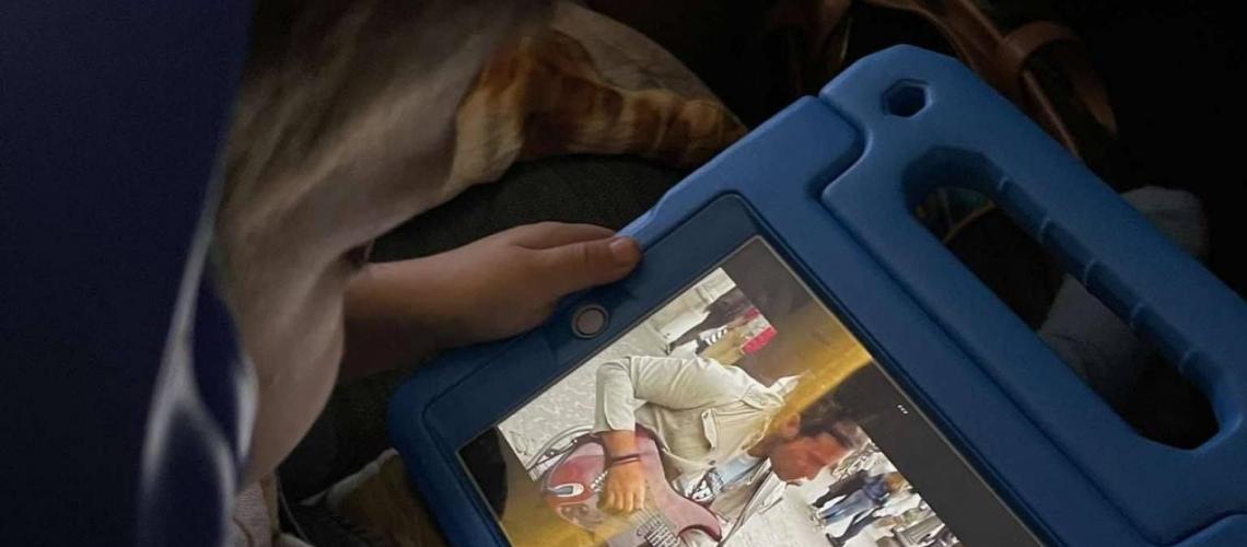 Ein sehr junger Fan von mir wurde von seinem Vater gefilmt, als er im Flugzeug eines meiner Videos ansah.....