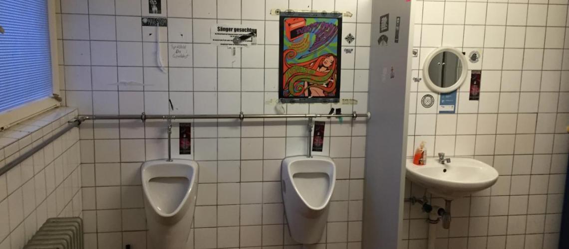 Urinal und Waschbecken